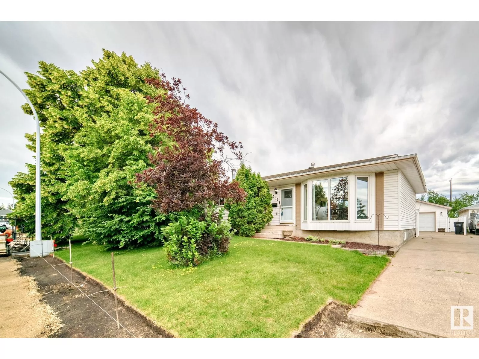 House for rent: 352 Huffman Cr Nw, Edmonton, Alberta T5A 4C8