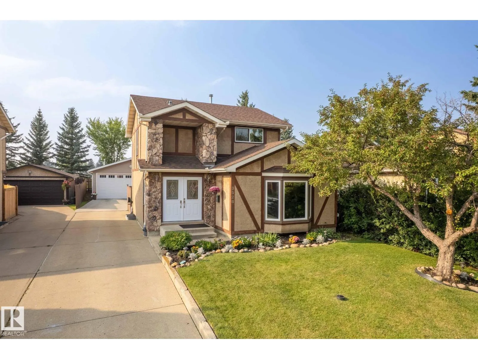 House for rent: 3528 56 St Nw, Edmonton, Alberta T6L 2J5