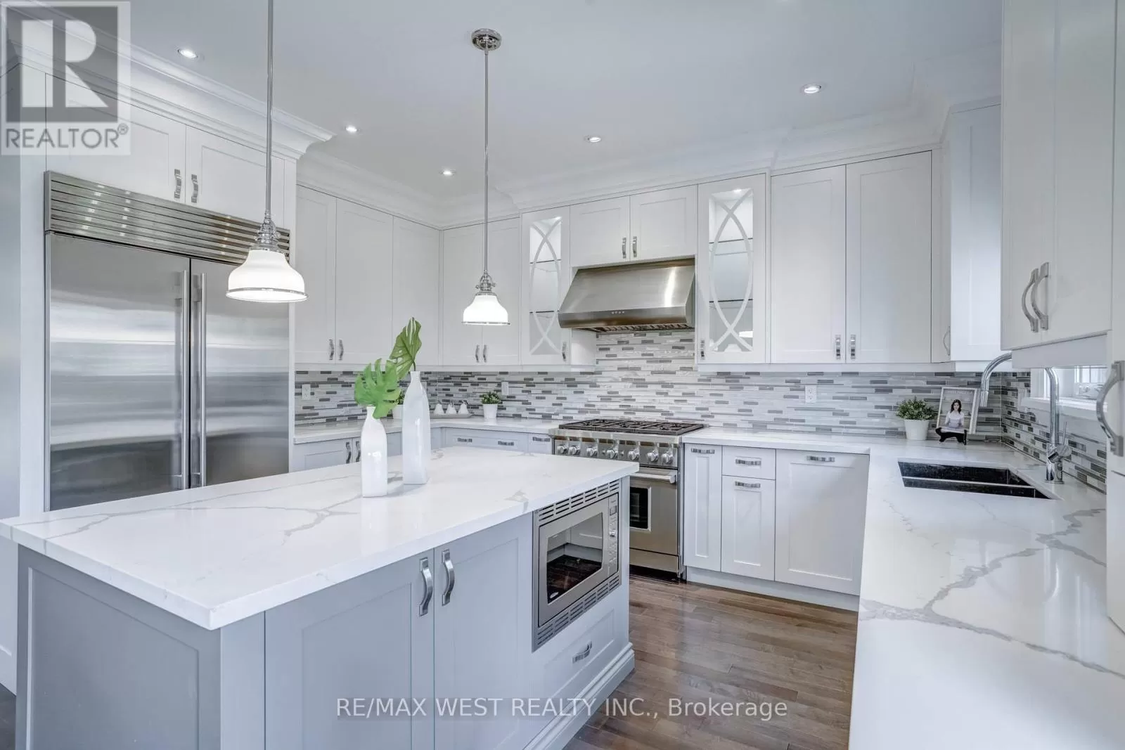 House for rent: 352b Lawrence Avenue W, Toronto, Ontario M5M 1B7