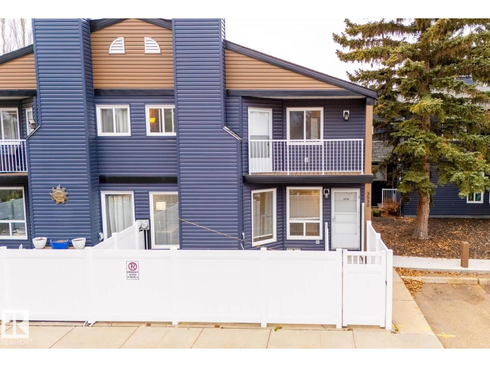 Row / Townhouse for rent: 3530 42 Street Nw, Edmonton, Alberta T6L 5A1