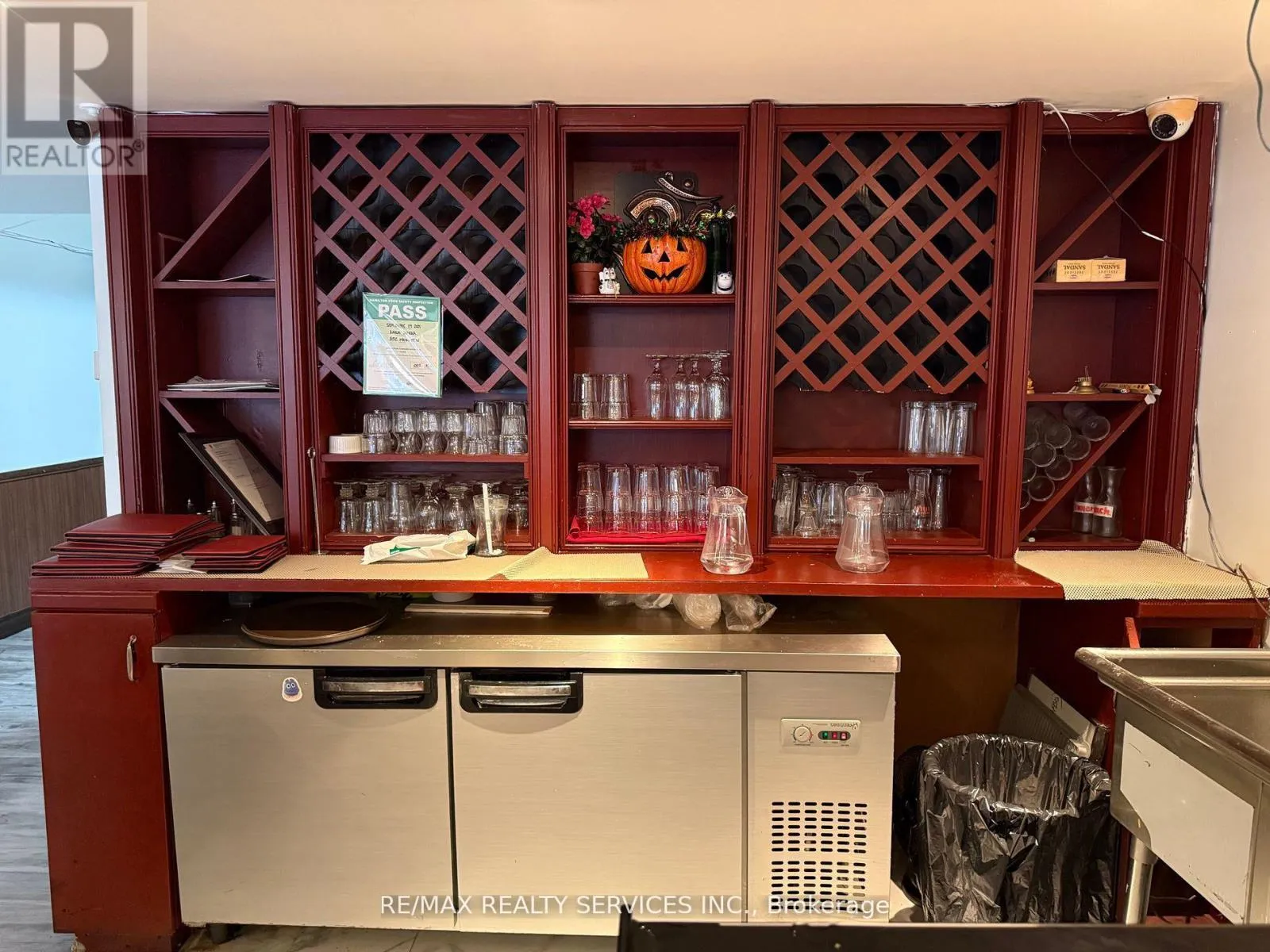 354 Main Street W, Hamilton, Ontario L8P 1K2