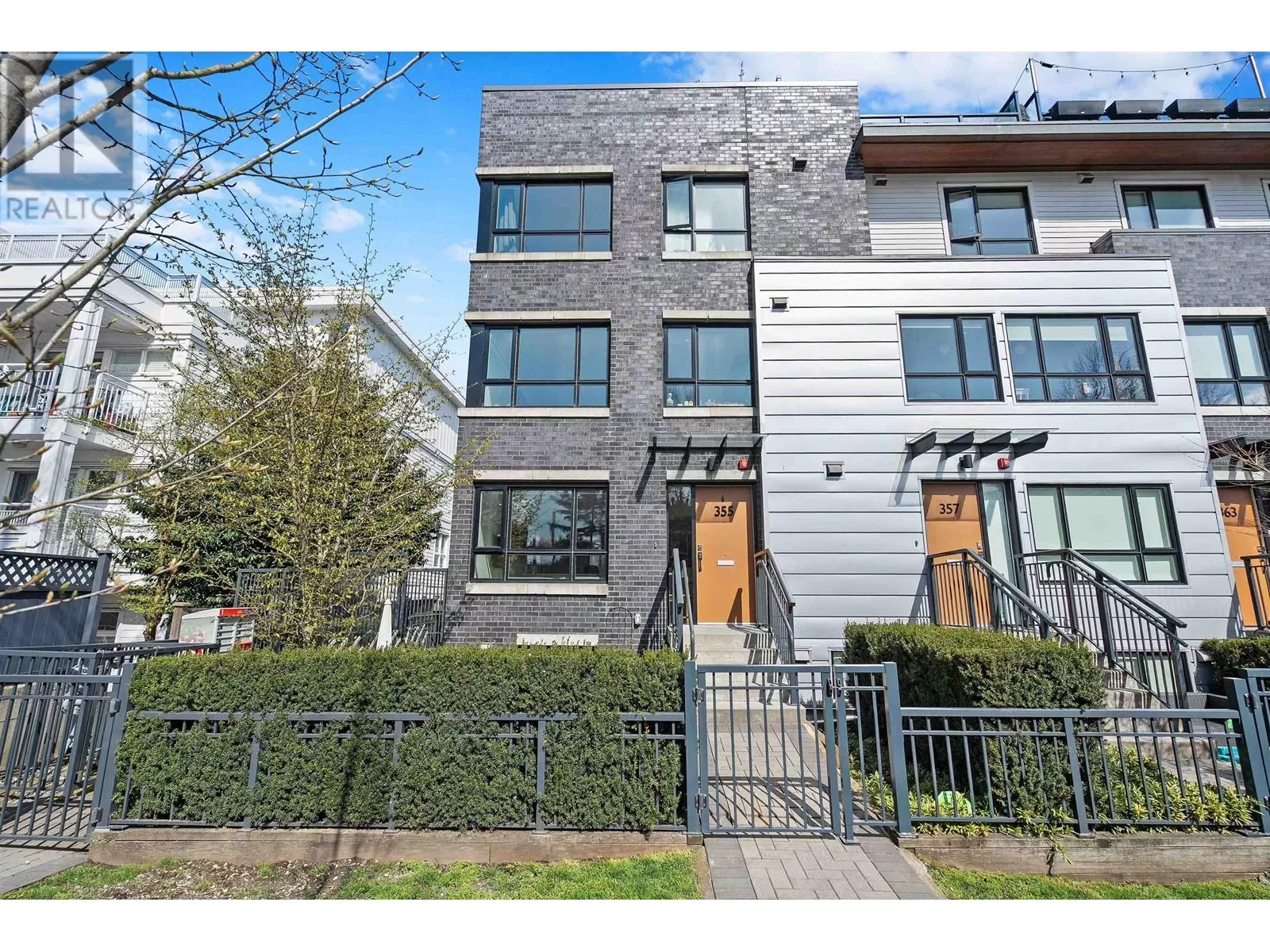 Row / Townhouse for rent: 355 E 16th Avenue, Vancouver, British Columbia V5T 2T7