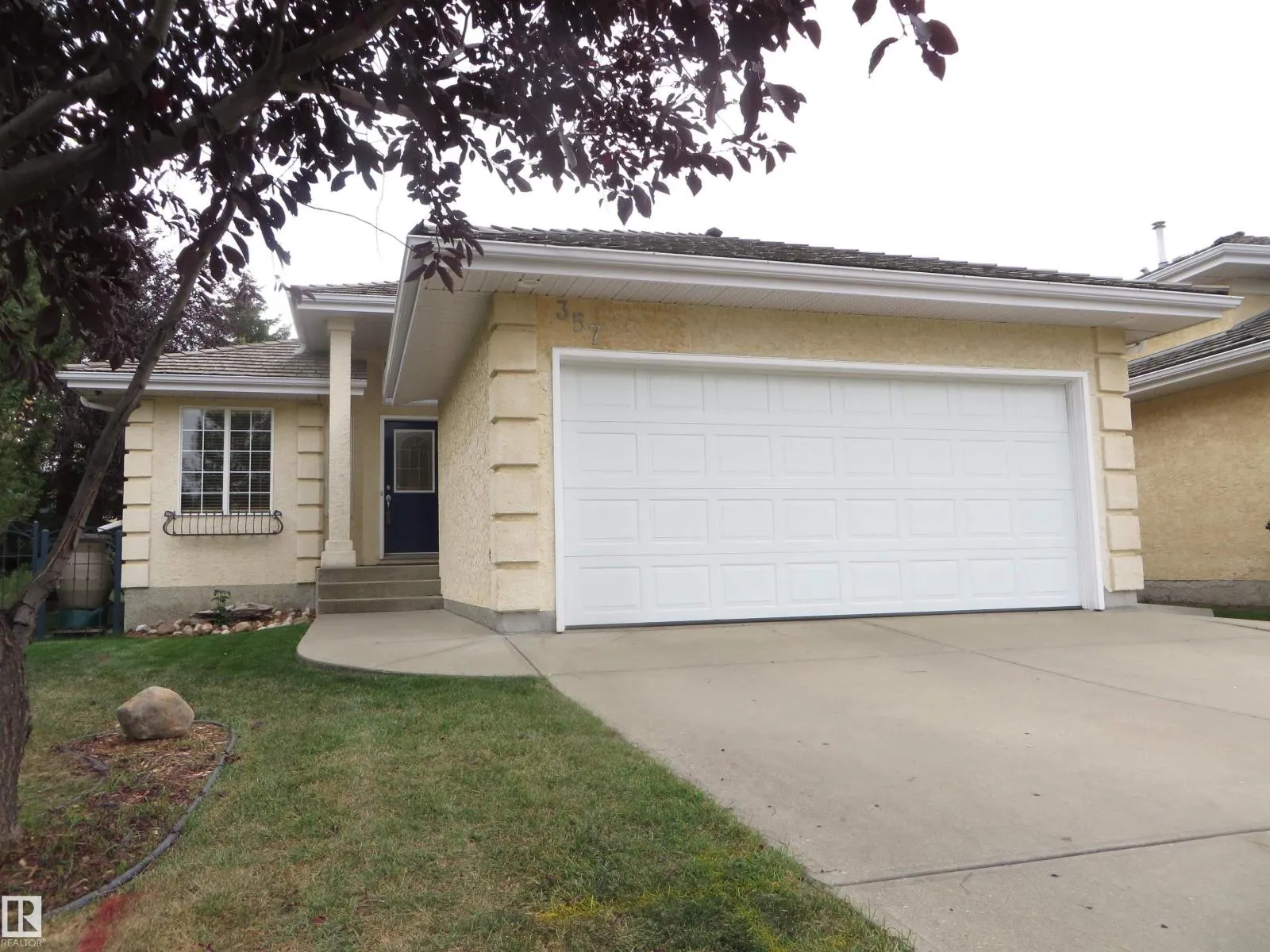 House for rent: 357 Blackburn Dr E Sw, Edmonton, Alberta T6W 1B8