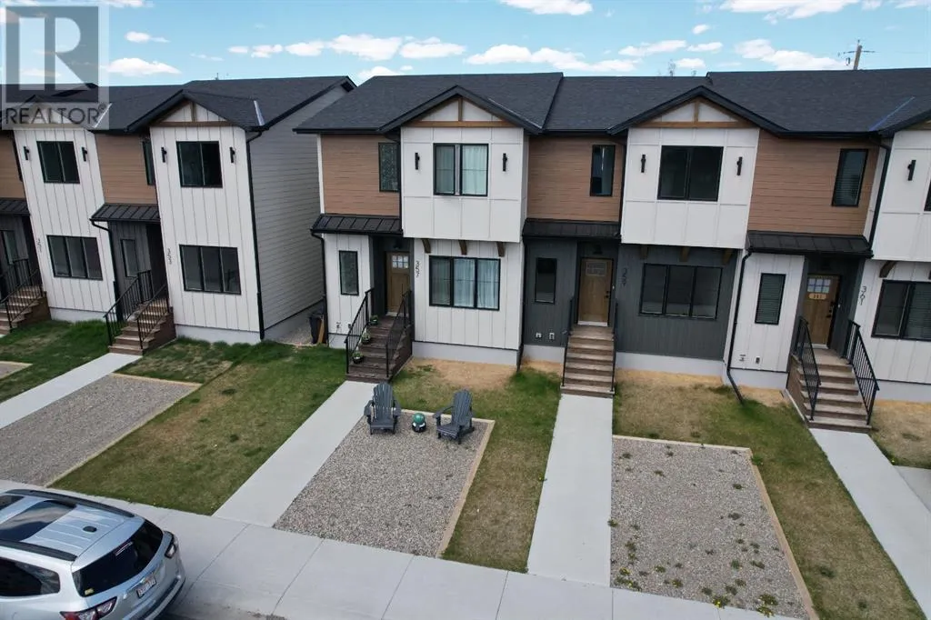 Row / Townhouse for rent: 359 9 Street, Fort Macleod, Alberta T0L 0Z0