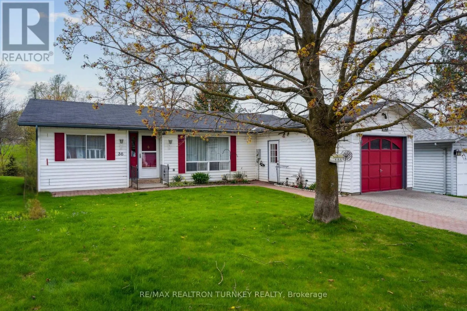 House for rent: 36 Tecumseth Pines Drive, New Tecumseth, Ontario L0G 1W0