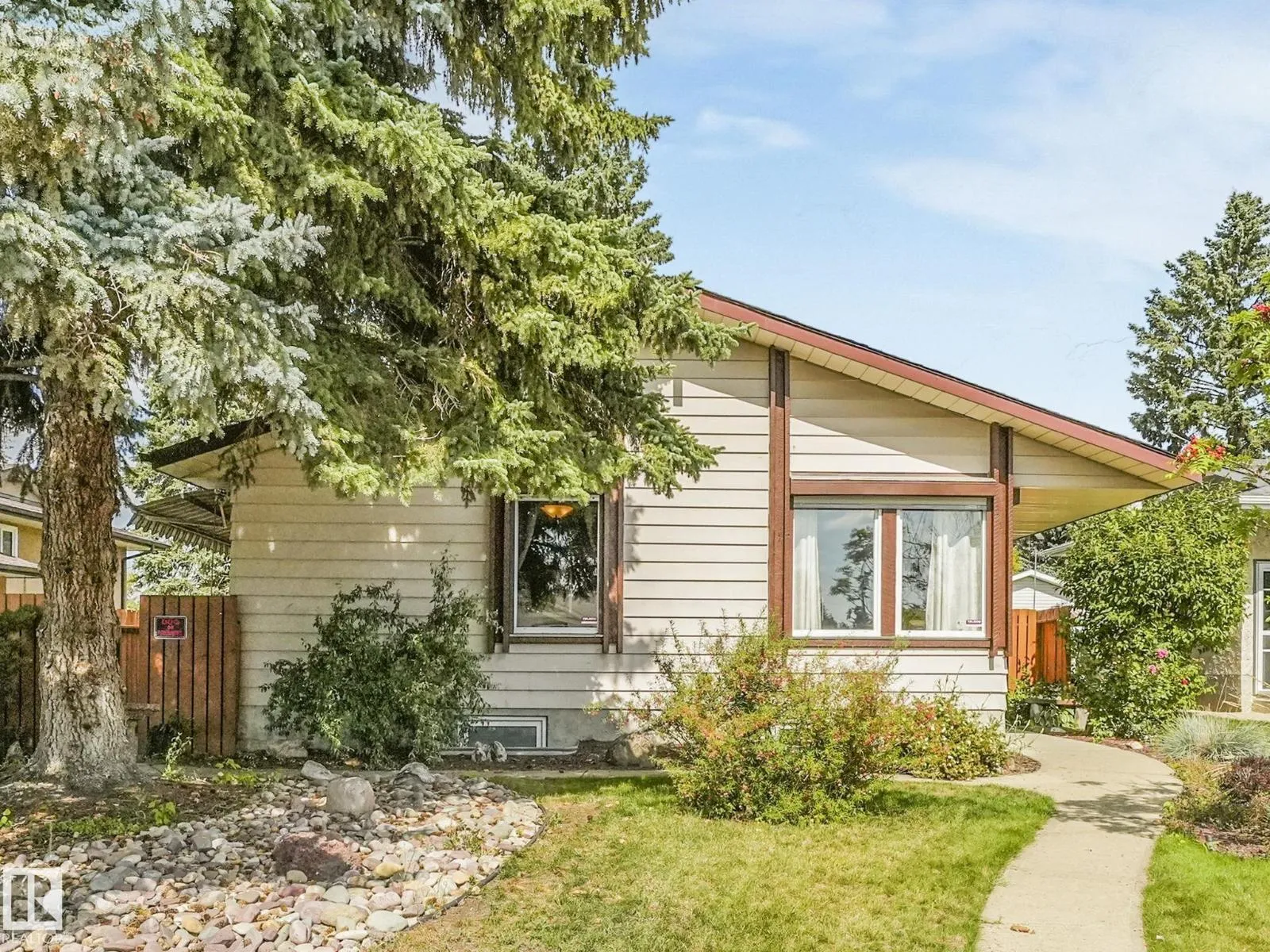 House for rent: 3608 15 Av Nw, Edmonton, Alberta T6L 2M3