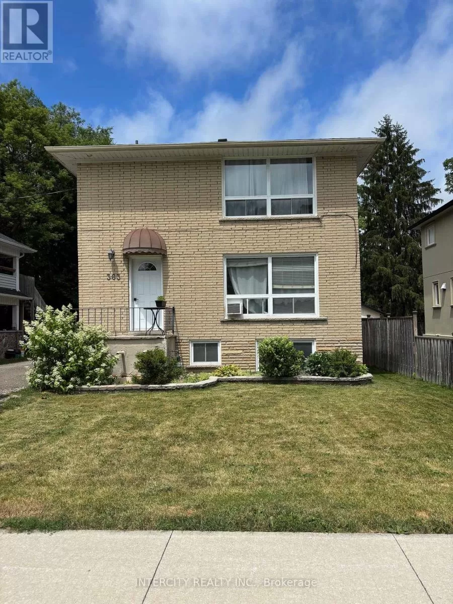 Triplex for rent: 363 Andrew Street, Newmarket, Ontario L3Y 1H5