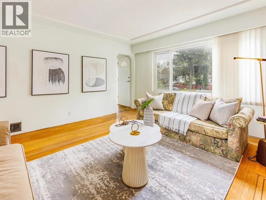 House for rent: 3687 E 26th Avenue, Vancouver, British Columbia V5R 1M6