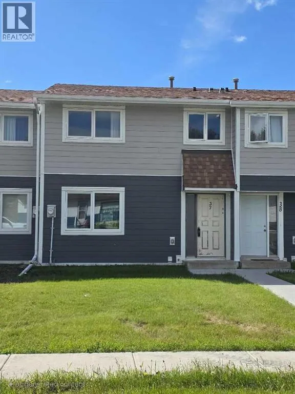 Row / Townhouse for rent: 37 97 Avenue, Grande Cache, Alberta T0E 0Y0