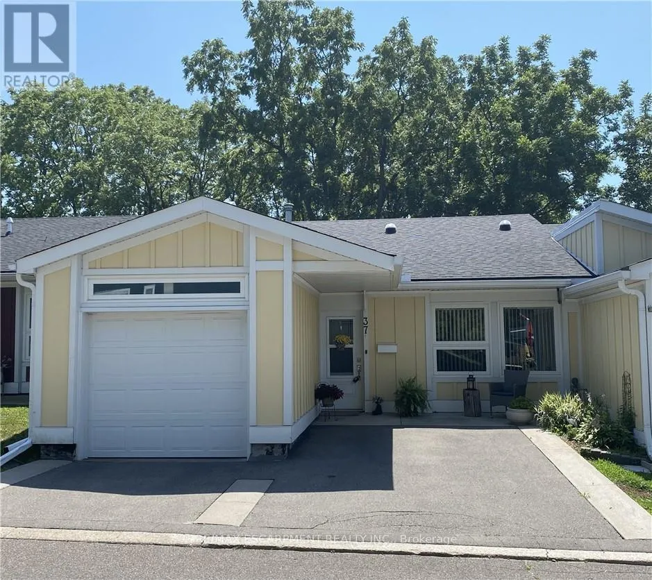 Row / Townhouse for rent: 37 Bishop Tonnos Way, Hamilton, Ontario L9B 1T8