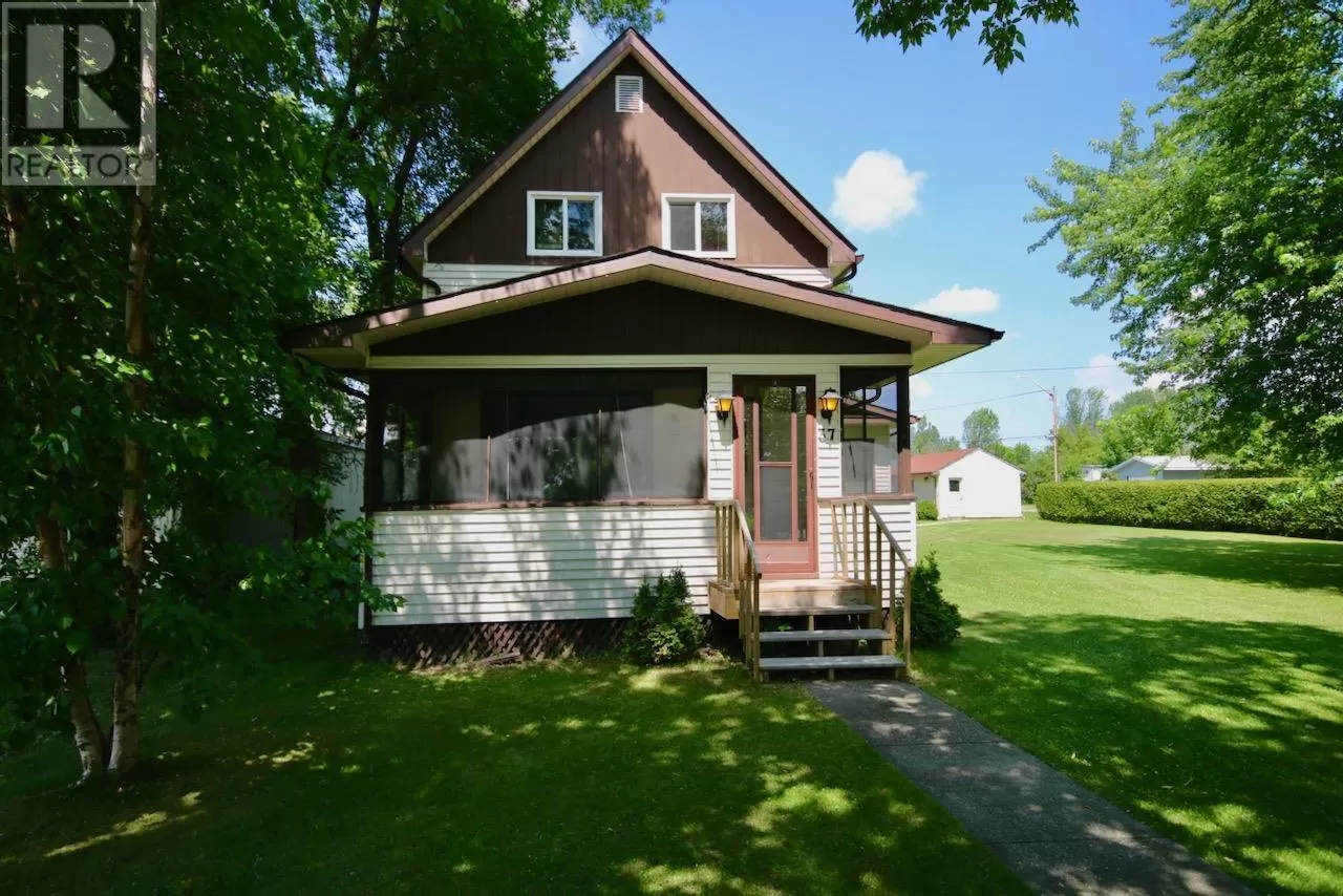 37 Jessie St, Emo, Ontario P0W 1E0