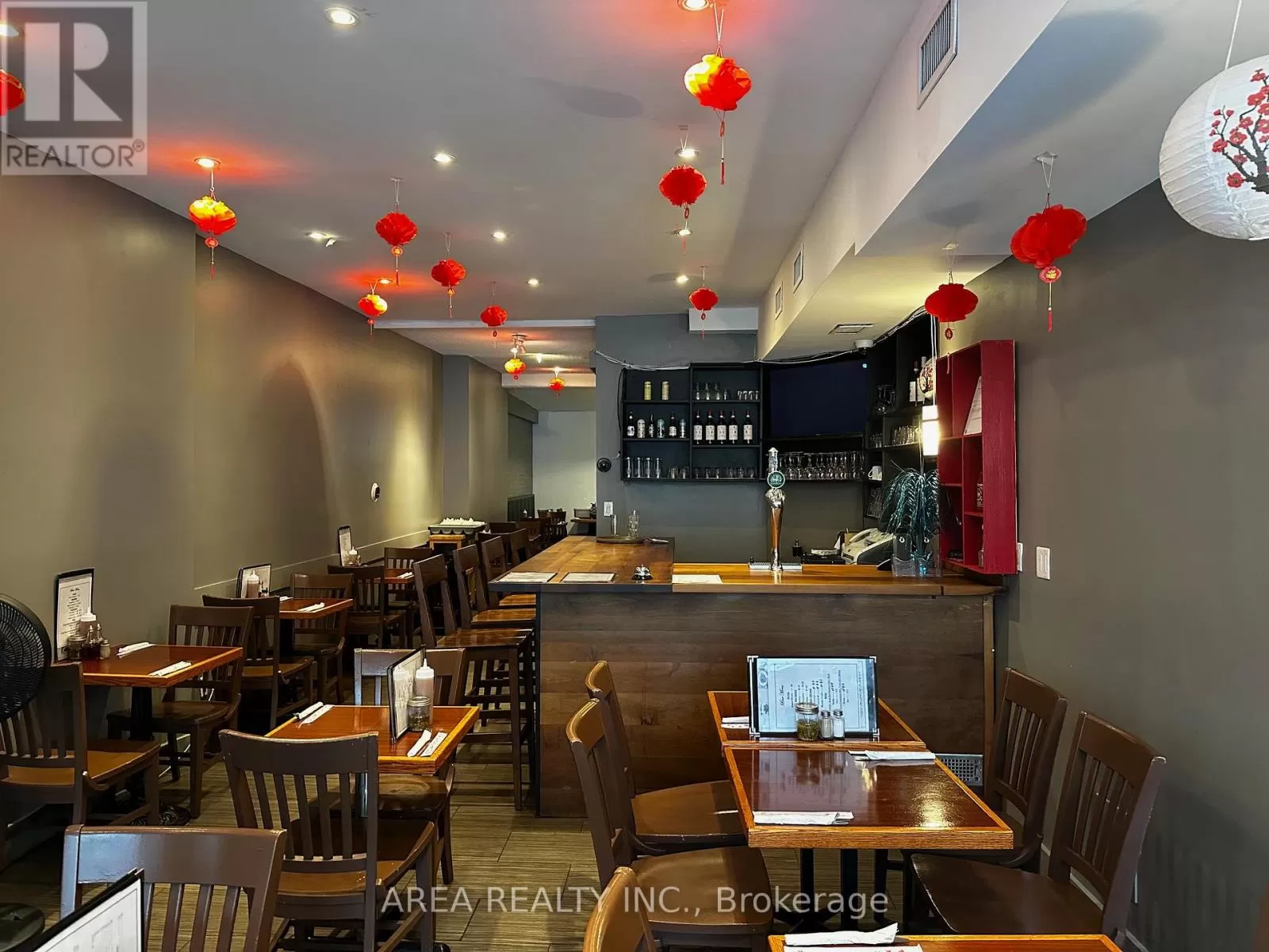 371 Roncesvalles Avenue E, Toronto, Ontario M6R 2M7