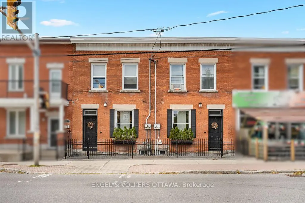 Triplex for rent: 378-380 Booth Street, Ottawa, Ontario K1R 7K6