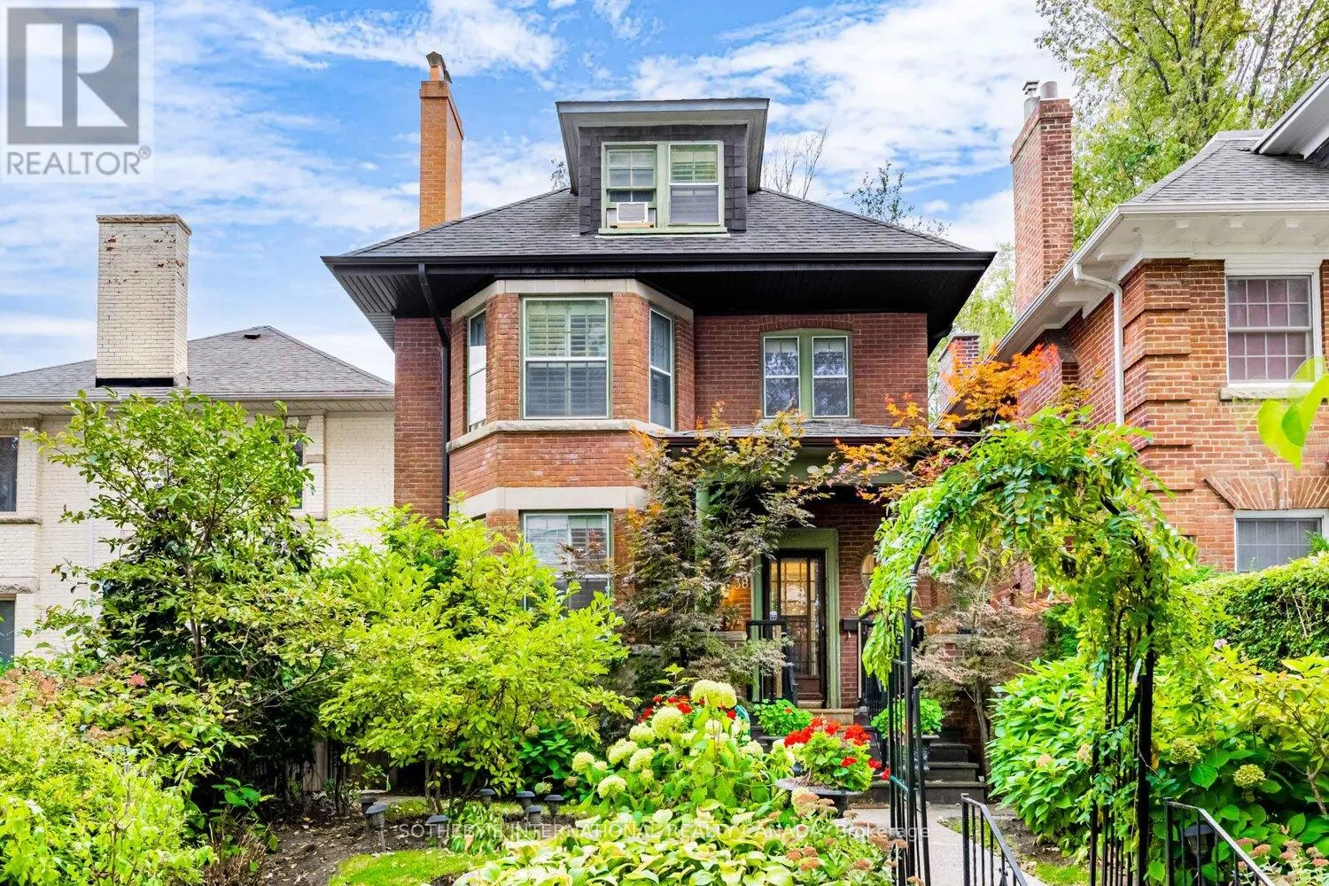 House for rent: 38 Foxbar Road, Toronto, Ontario M4V 2G6