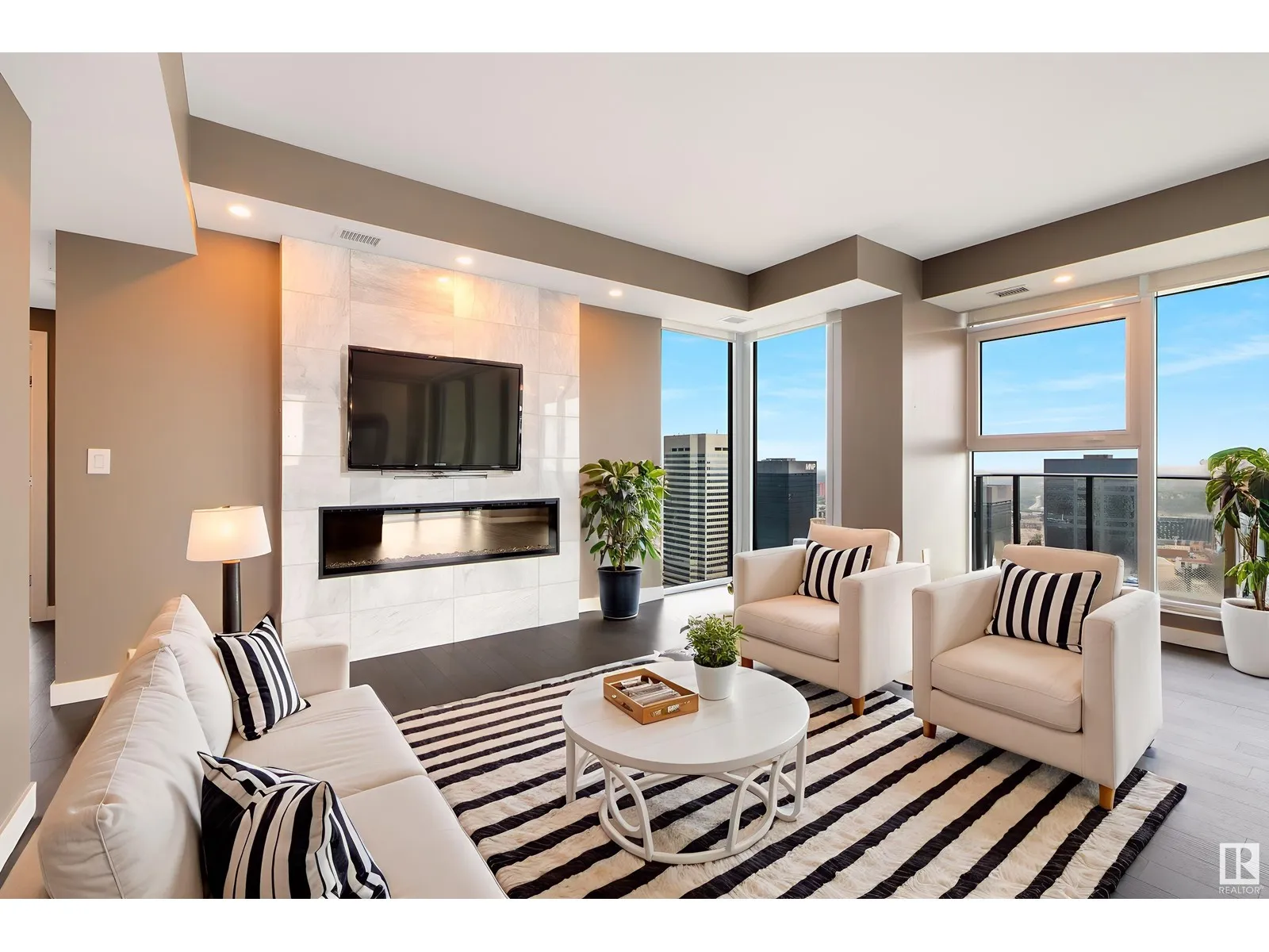 Apartment for rent: #3802 10180 103 St Nw, Edmonton, Alberta T5J 0L1