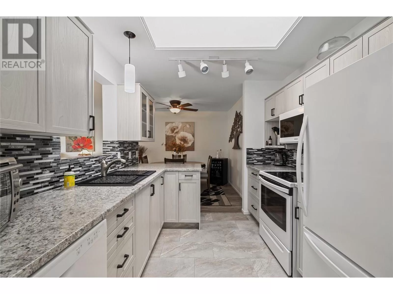 Apartment for rent: 3858 Brown Road Unit# 305 Lot# 80, West Kelowna, British Columbia V4T 2J5