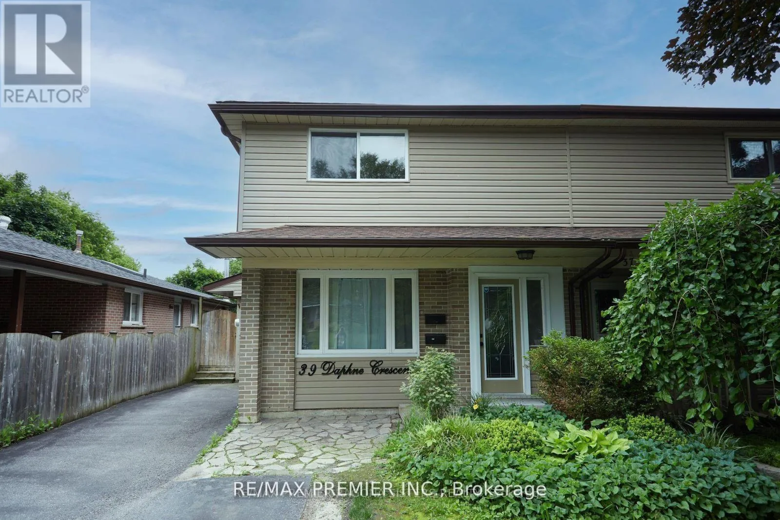 House for rent: 39 Daphne Crescent, Barrie, Ontario L4M 2Y7