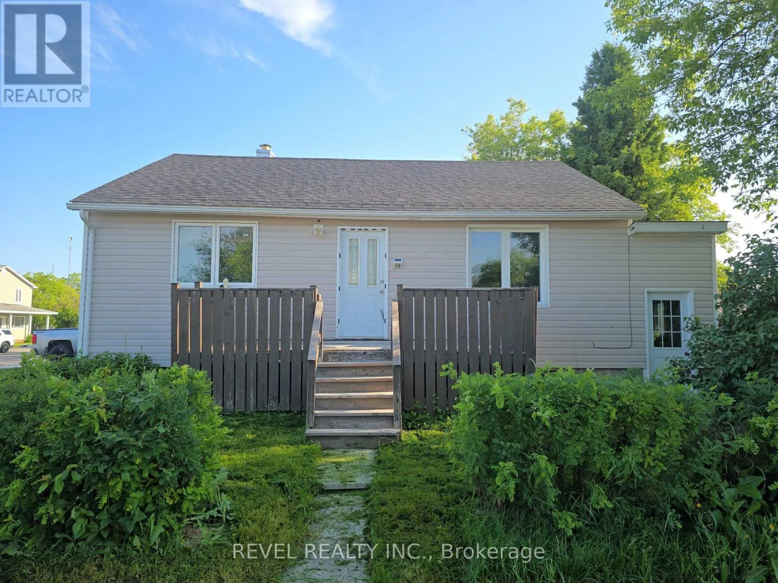 House for rent: 39 Fourth Street W, Cochrane, Ontario P0L 1C0