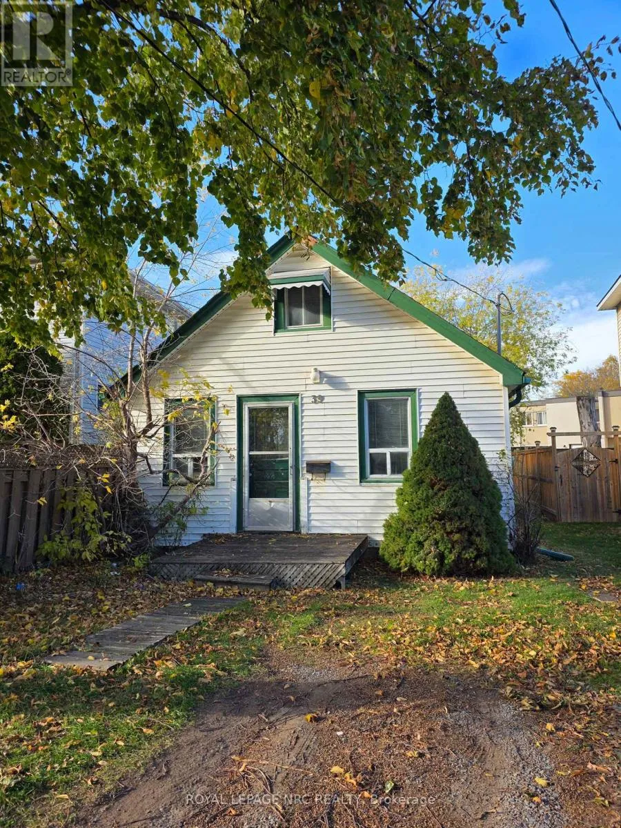 House for rent: 39 Manchester Avenue, St. Catharines, Ontario L2R 1N9