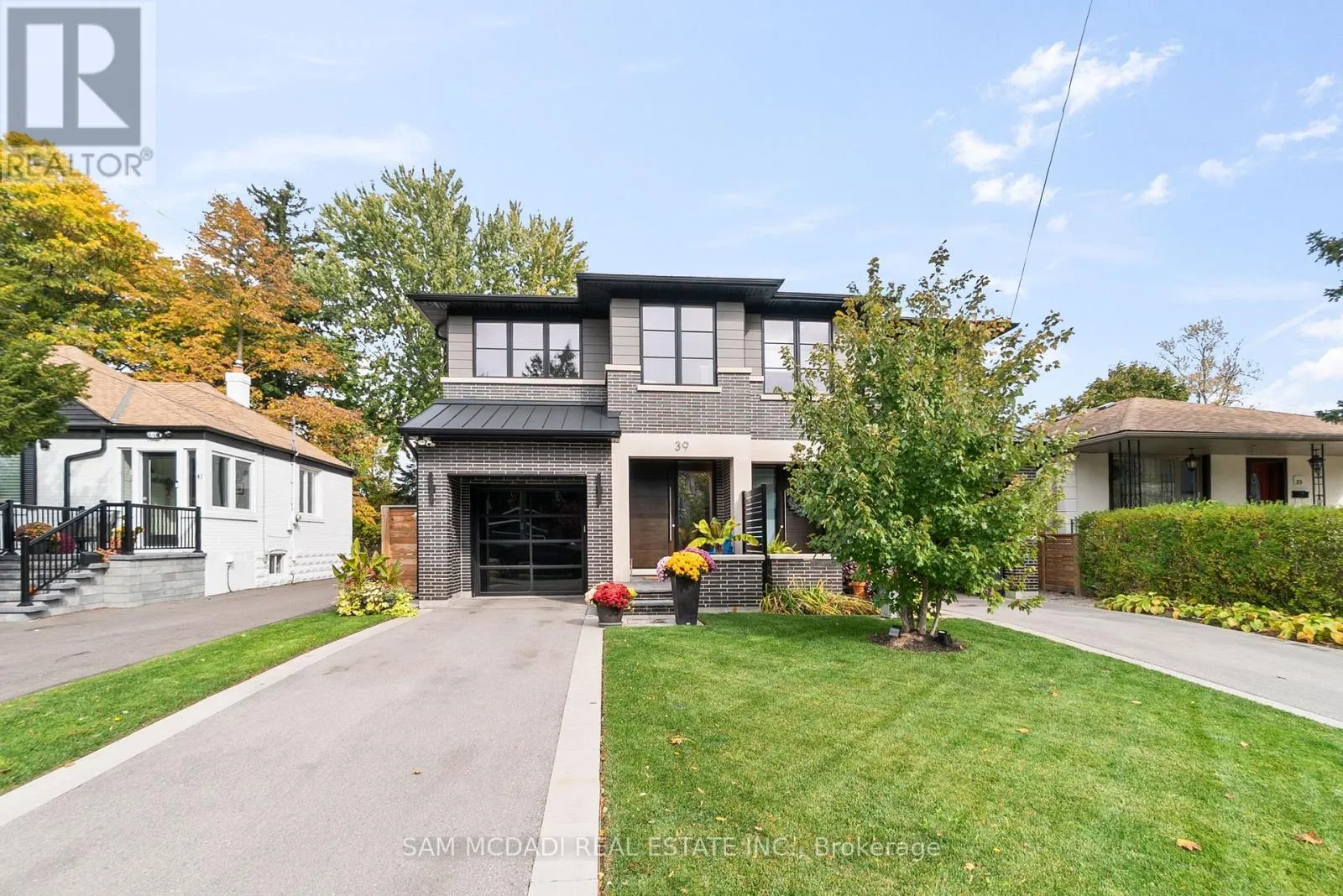 House for rent: 39 Oakwood Avenue N, Mississauga, Ontario L5G 3L8