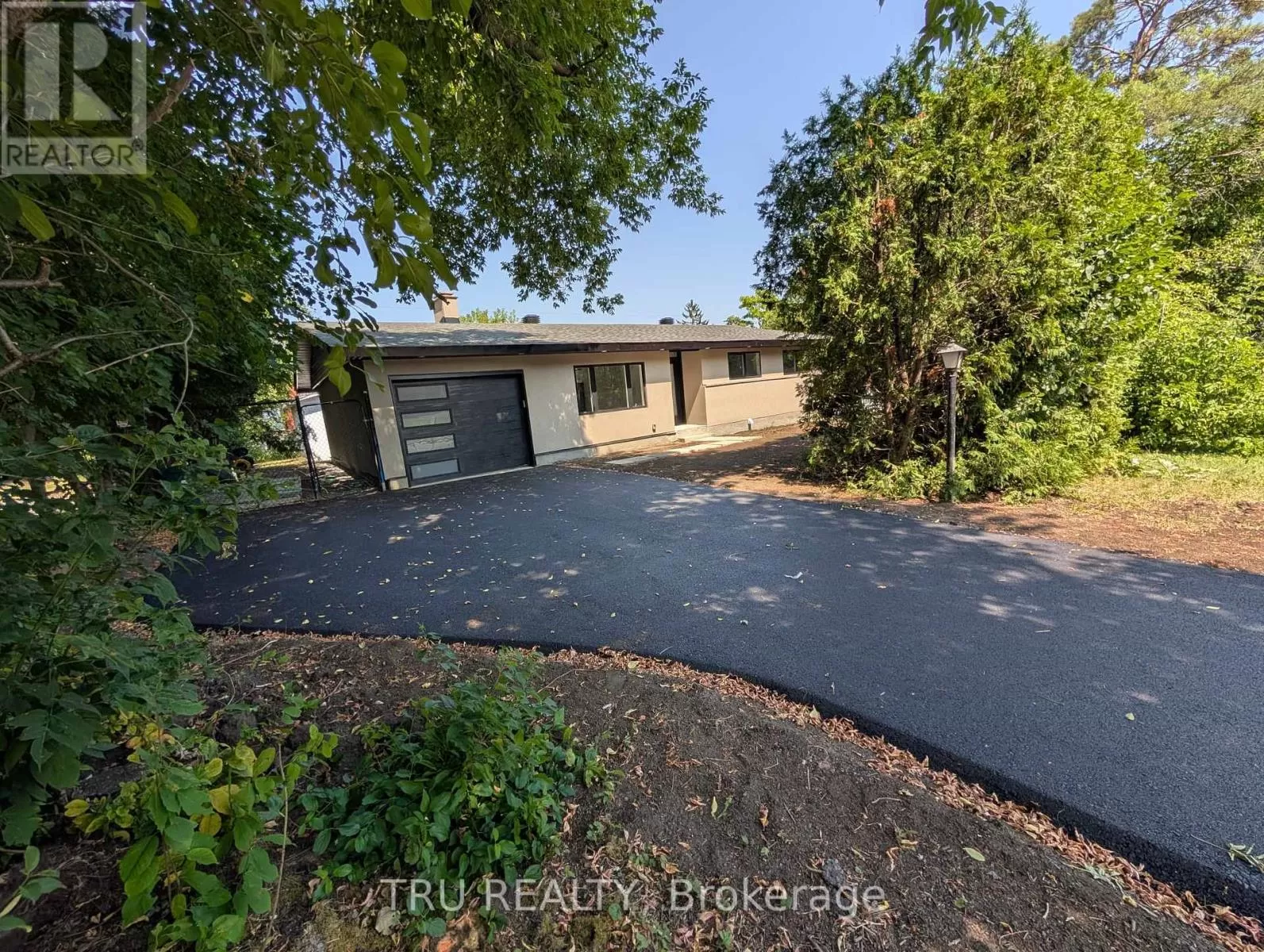 House for rent: 39 Sunnycrest Drive, Ottawa, Ontario K2E 5Y4