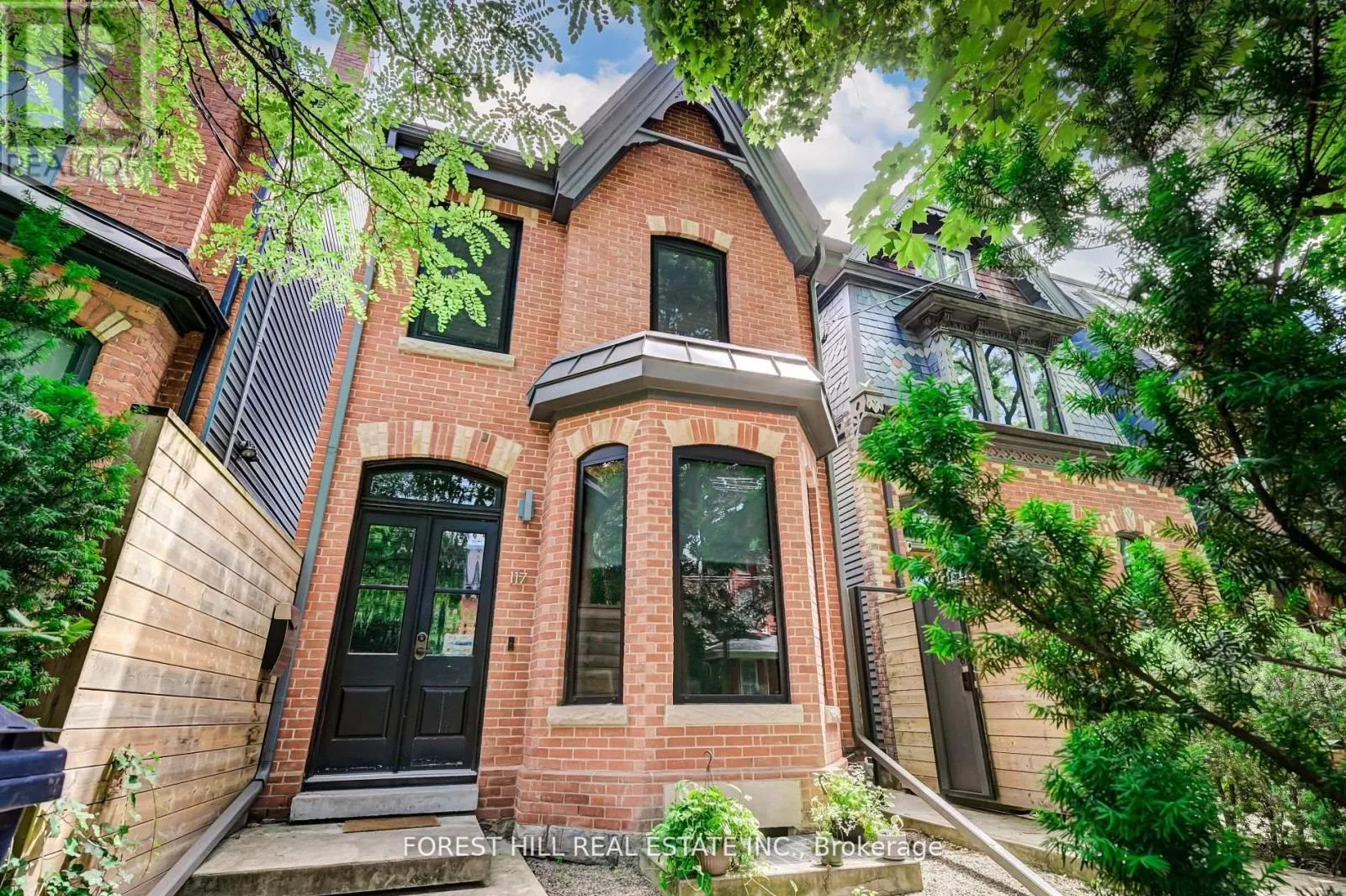 House for rent: 4 - 117 Robert Street, Toronto, Ontario M5S 2K5