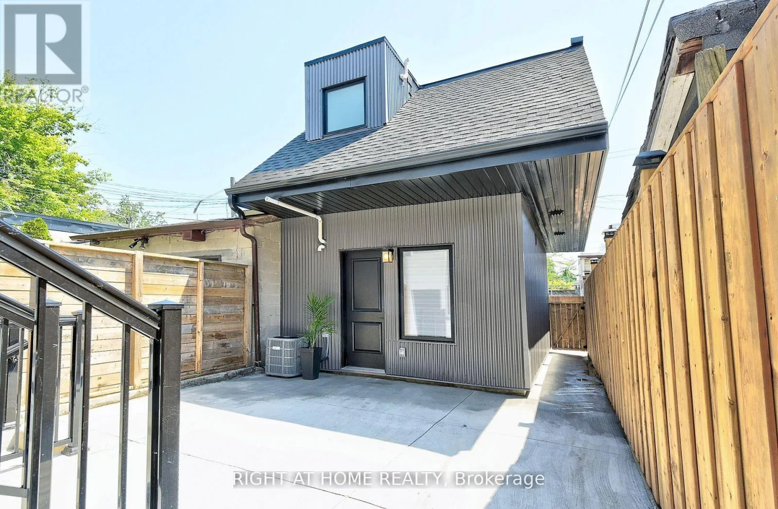 House for rent: 4 - 131 Brock Avenue, Toronto, Ontario M6K 2L5