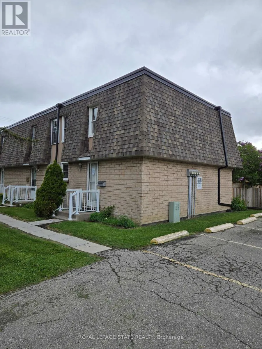 Row / Townhouse for rent: 4 - 153 Limeridge Road W, Hamilton, Ontario L9C 2V3