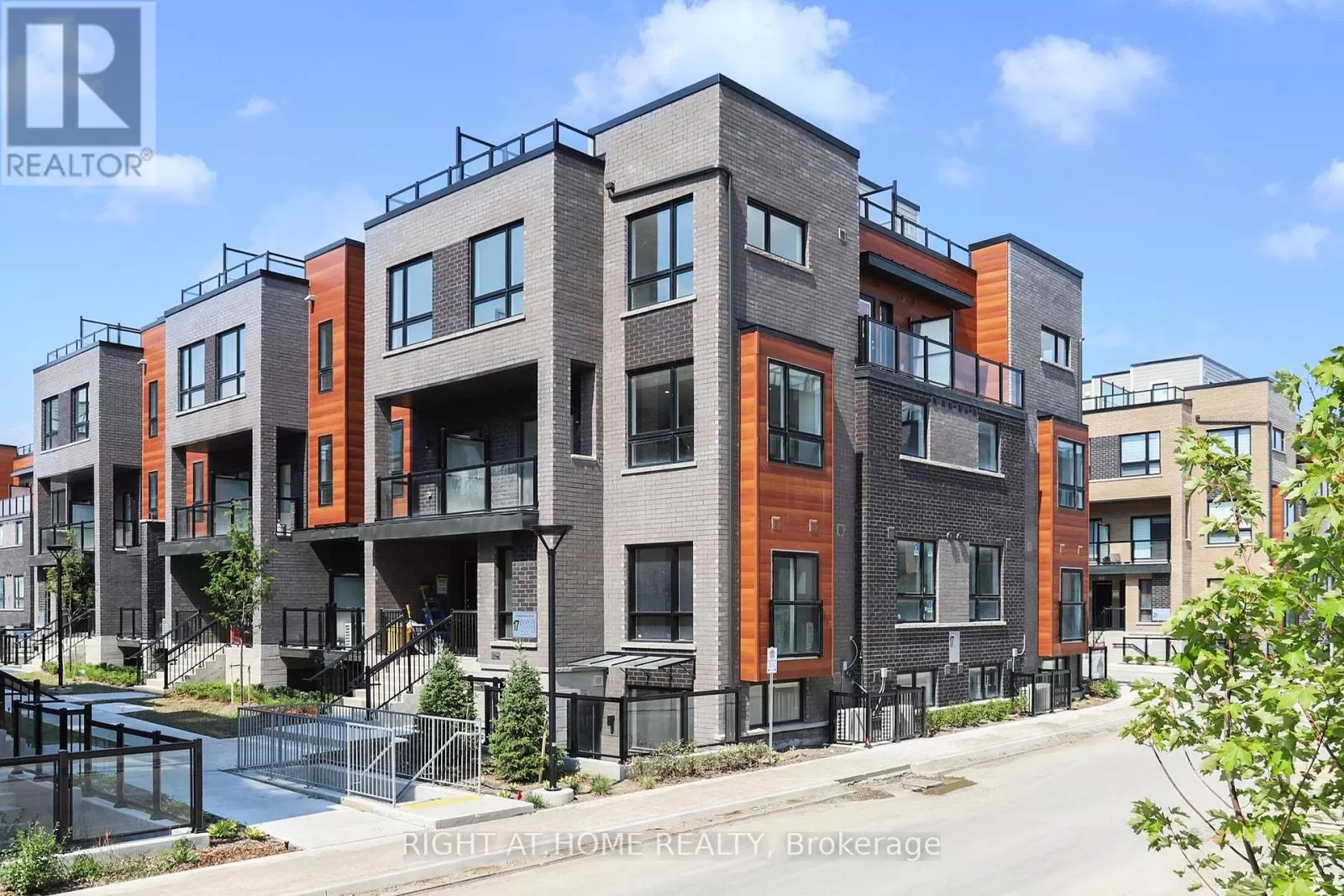 Row / Townhouse for rent: 4 - 17 Lytham Green Circle, Newmarket, Ontario L3Y 0H4