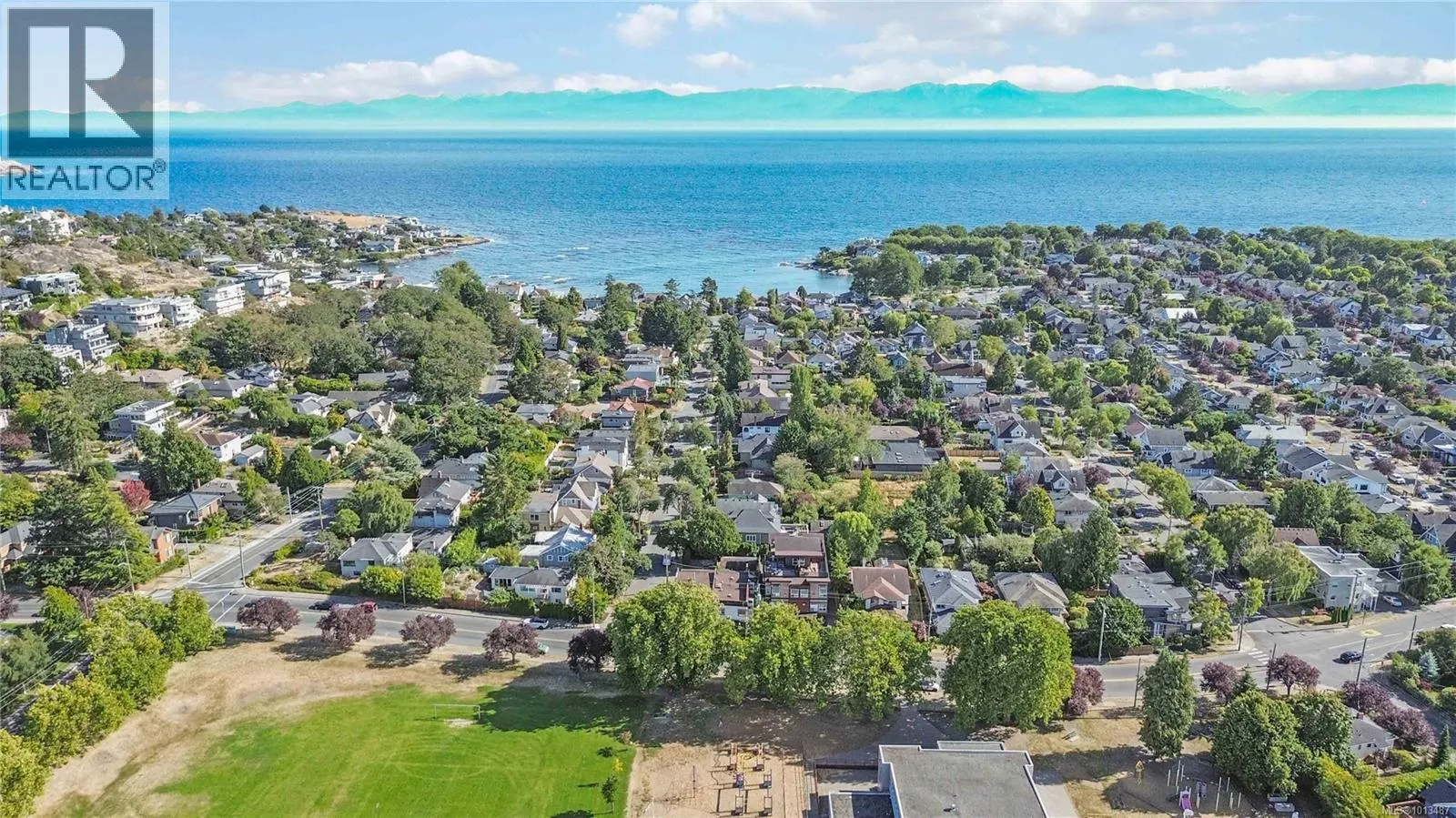 Row / Townhouse for rent: 4 1827 Fairfield Rd, Victoria, British Columbia V8S 1G9