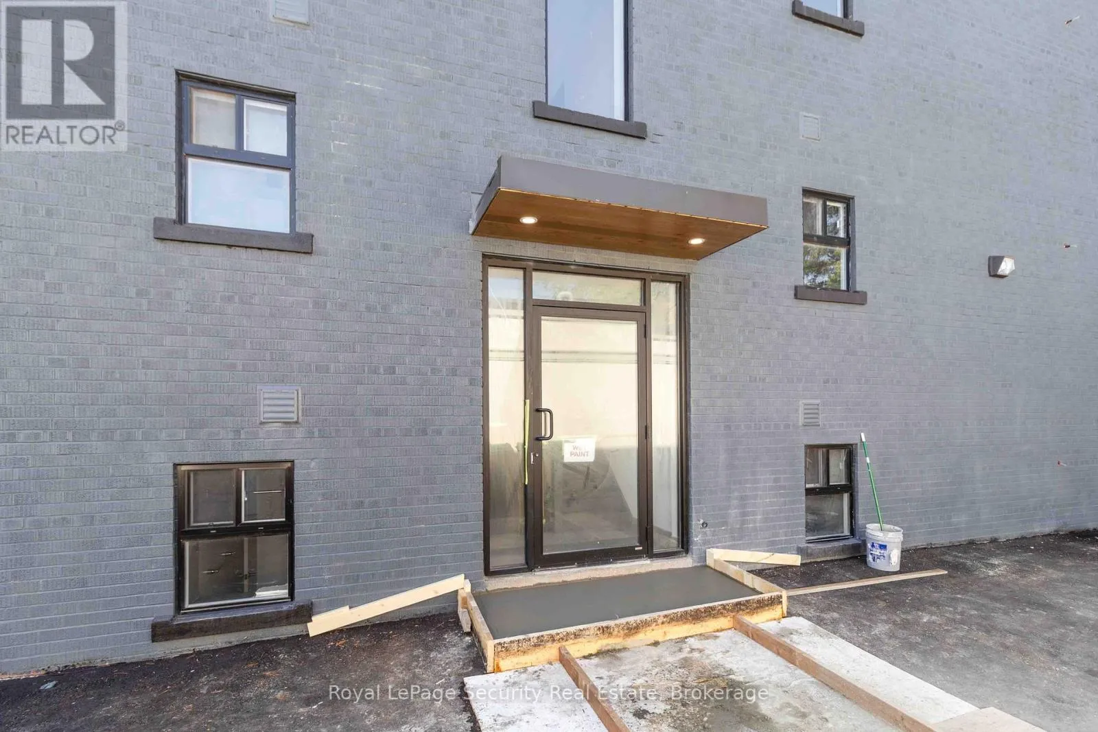 Other for rent: 4 - 328 Lakeshore Road E, Mississauga, Ontario L5G 1H4