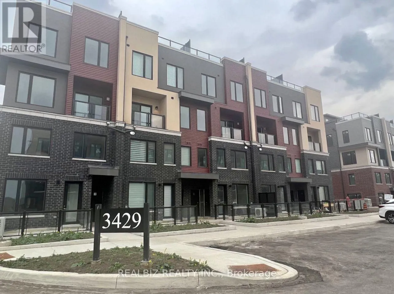 Row / Townhouse for rent: 4 - 3429 Ridgeway Drive, Mississauga, Ontario L5L 0B9