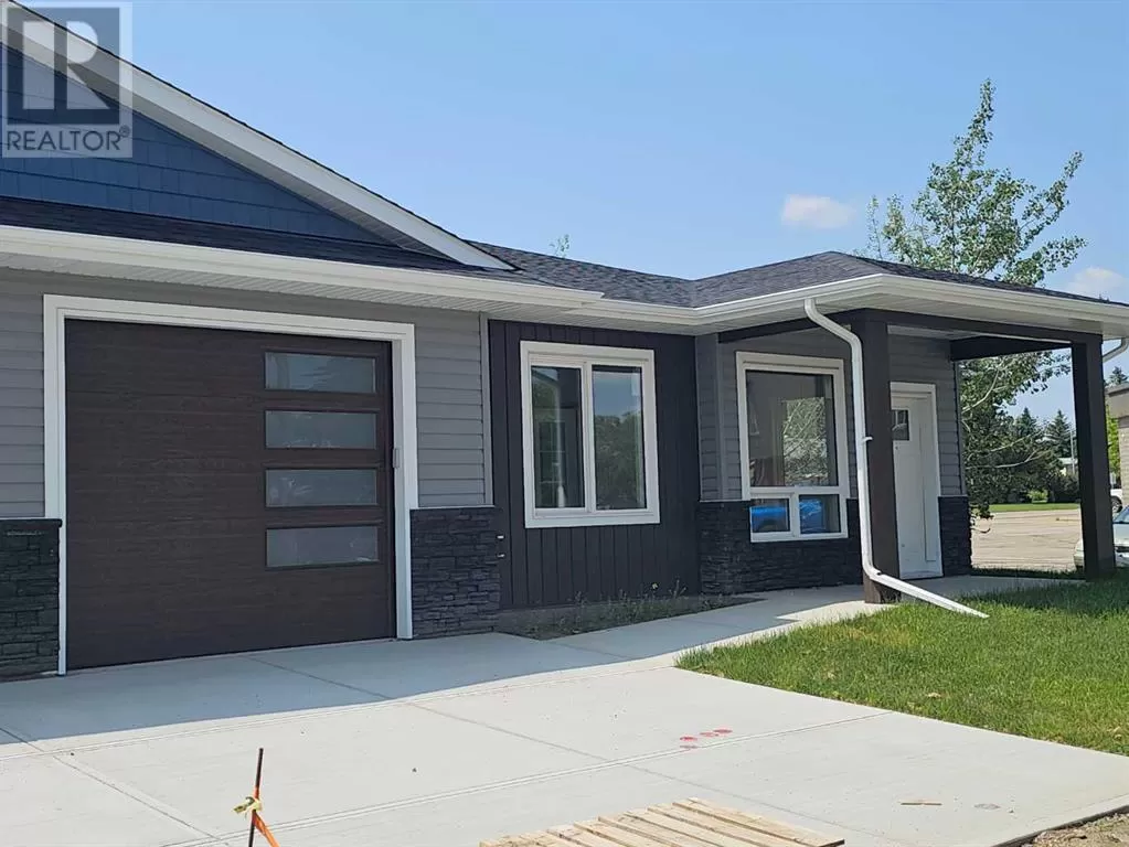 Row / Townhouse for rent: #4, 4738 49a Avenue, Lacombe, Alberta T4L 1N4