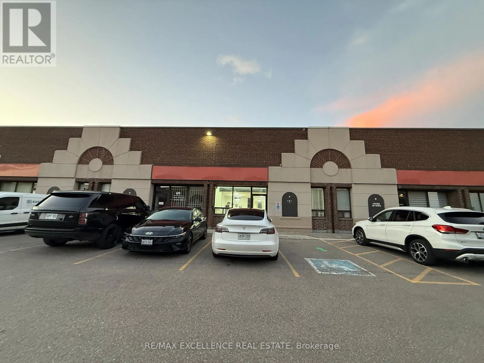 Offices for rent: 4 - 5484 Tomken Road, Mississauga, Ontario L4W 2Z6