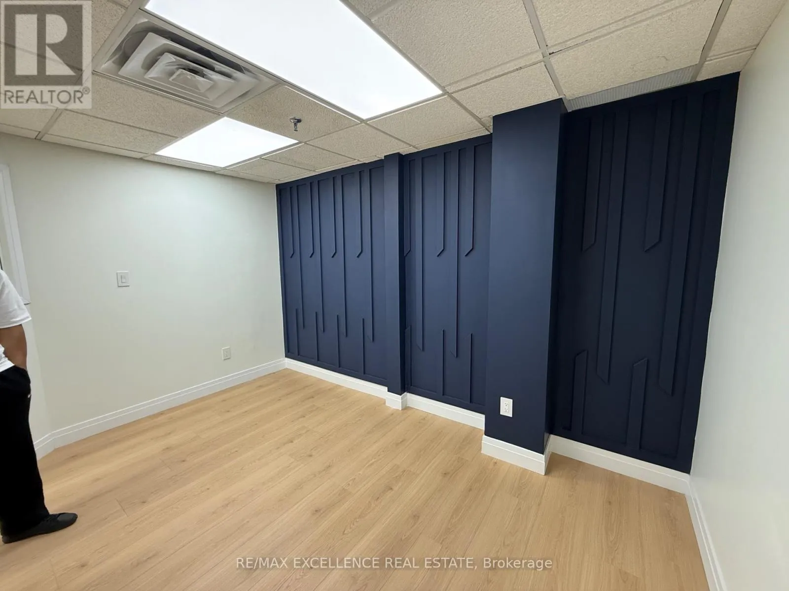 Retail for rent: 4 - 5484 Tomken Road, Mississauga, Ontario L4W 2Z6