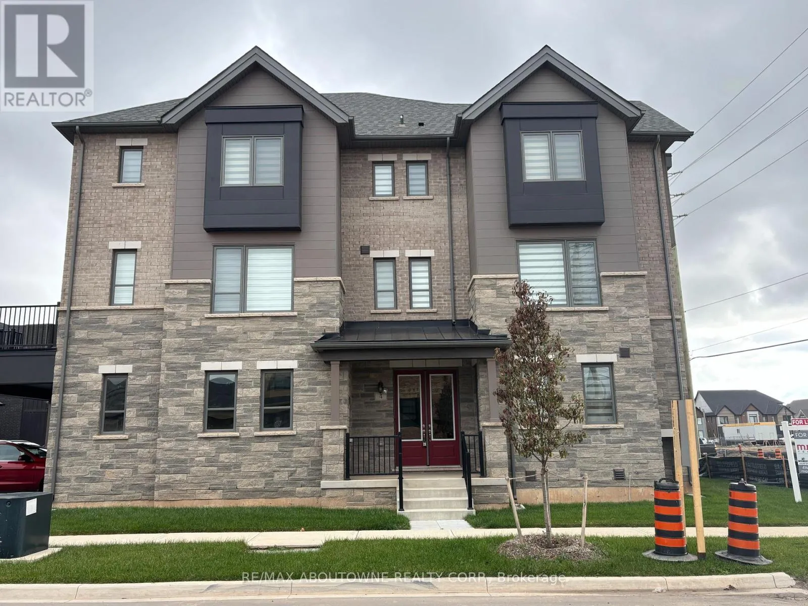 Row / Townhouse for rent: 4 Bowbeer Road, Oakville, Ontario L6H 0Z5