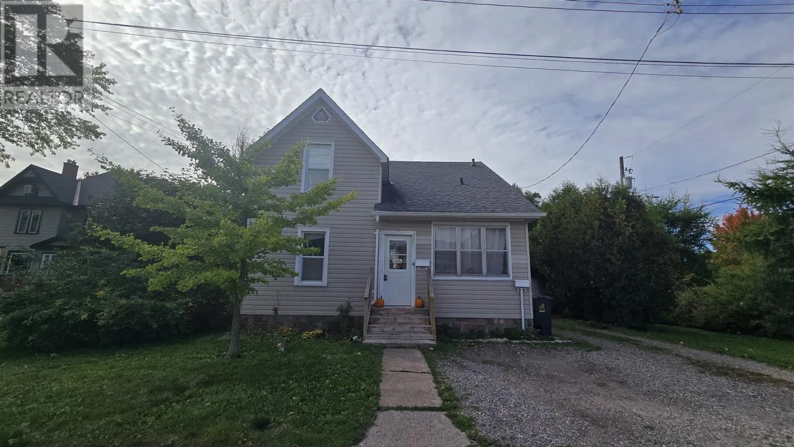 Duplex for rent: 4 Lansdowne Ave, Sault Ste. Marie, Ontario P6B 1K3