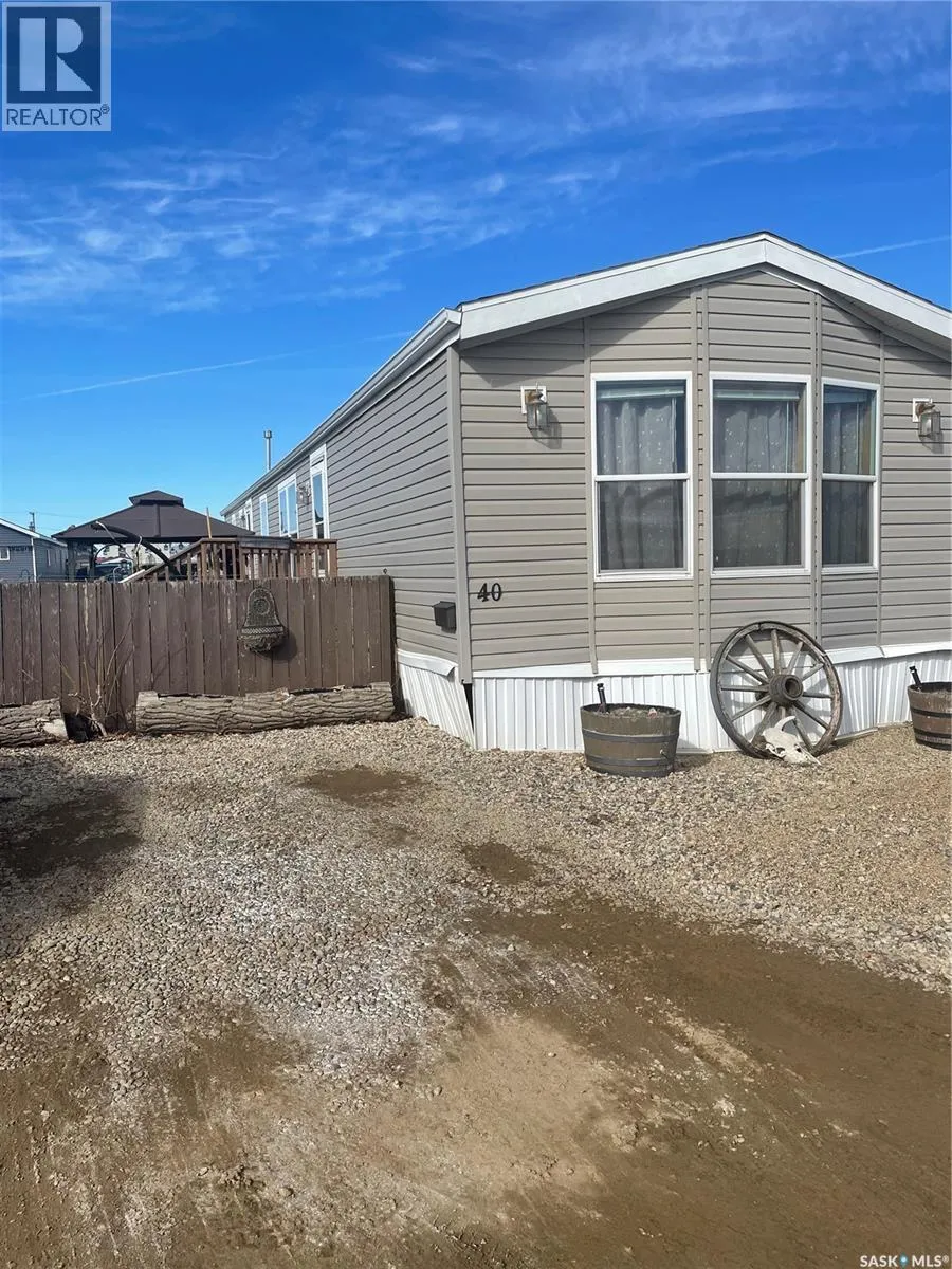 Mobile Home for rent: 40 106 1st Avenue Sw, Weyburn, Saskatchewan S4H 2J1