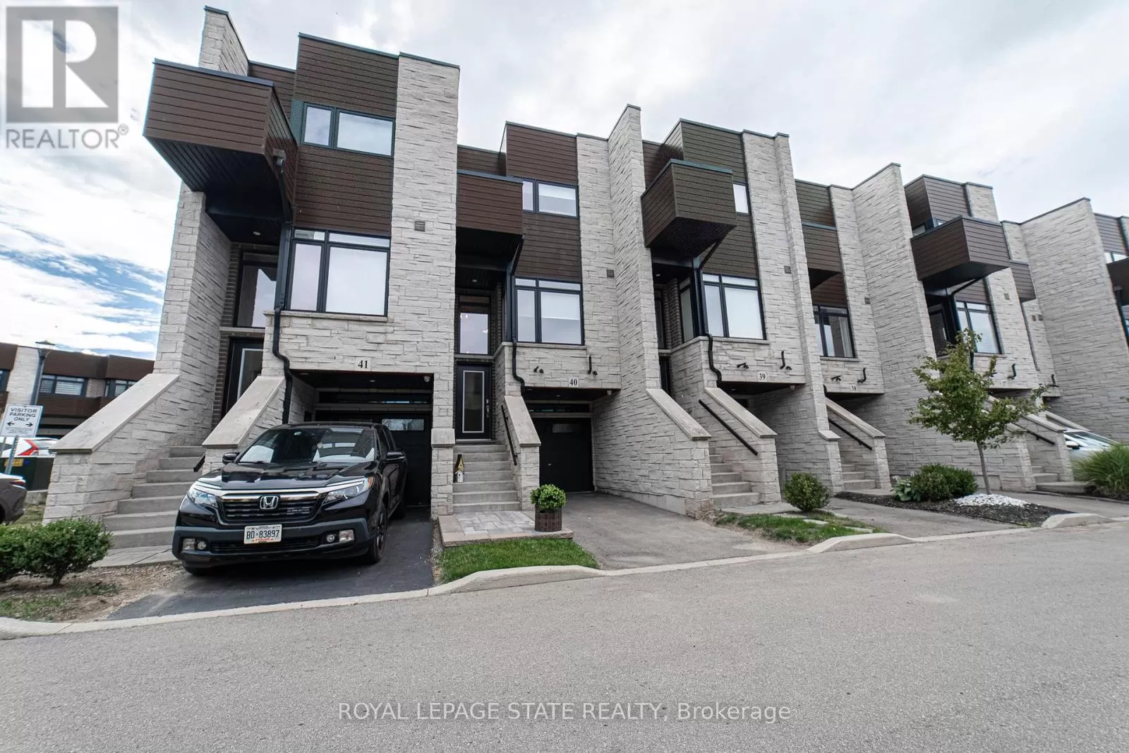 Row / Townhouse for rent: 40 - 35 Midhurst Heights, Hamilton, Ontario L8J 0K9