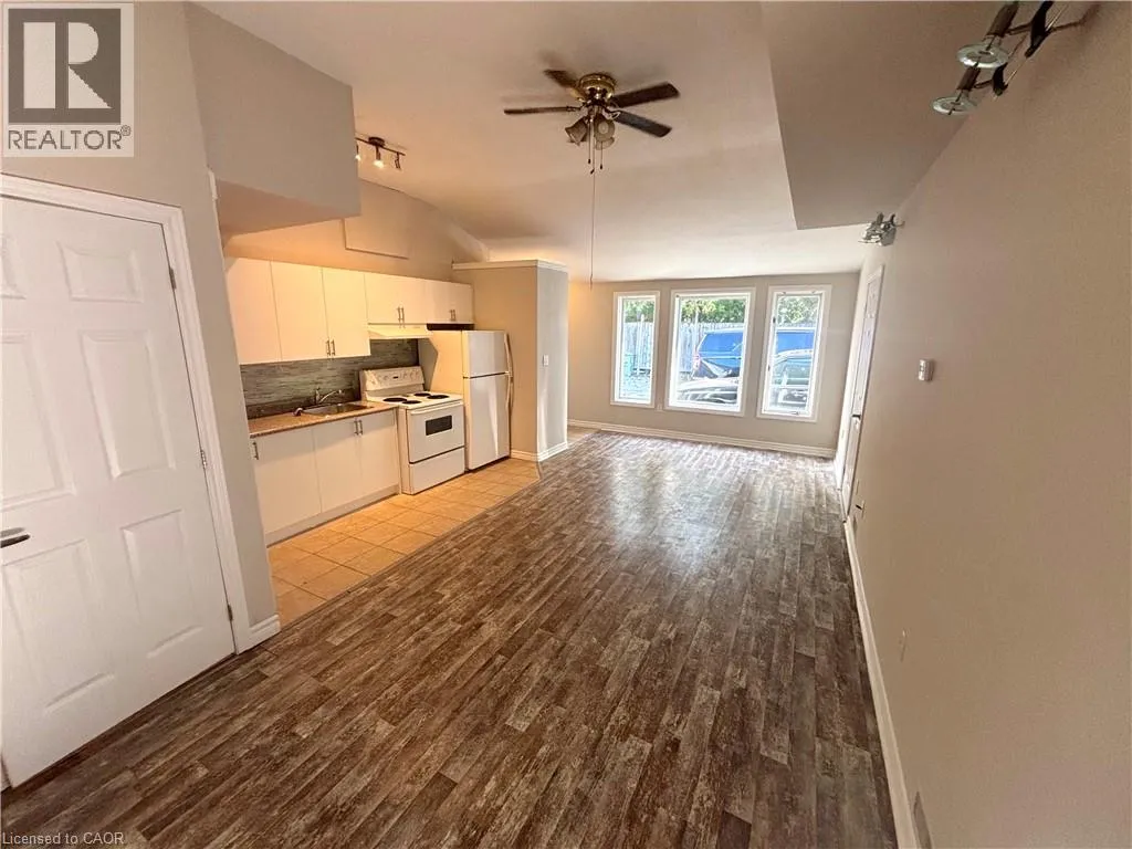 Apartment for rent: 40 Cootes Drive, Dundas, Ontario L9H 1B3