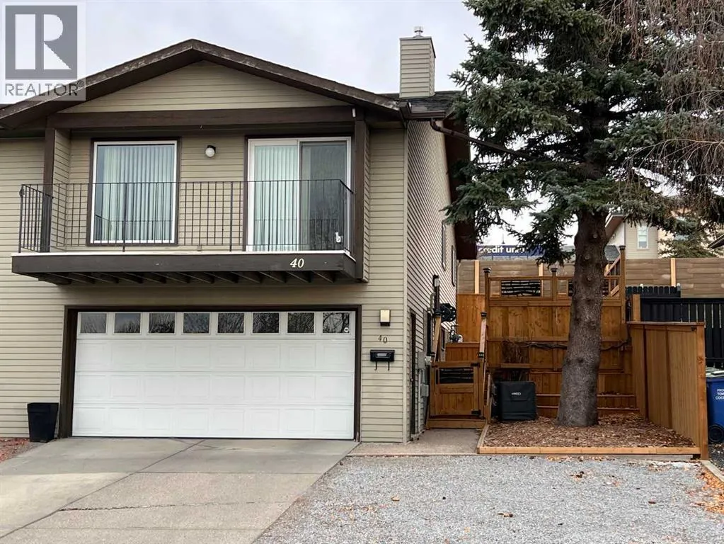 Duplex for rent: 40 Glenpatrick Crescent, Cochrane, Alberta T0L 0W3