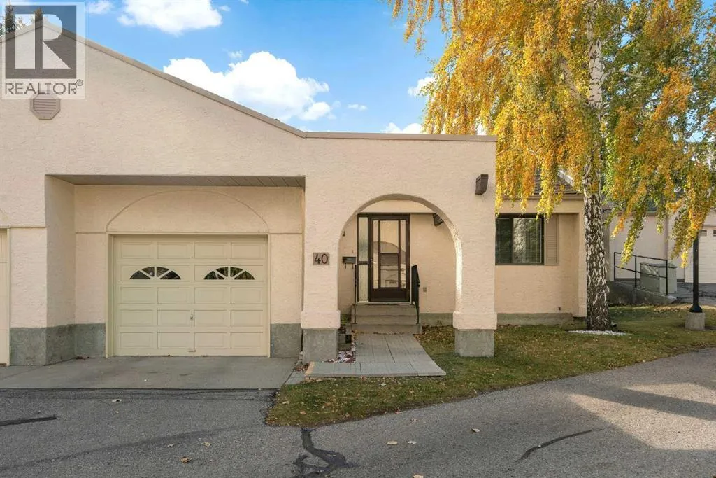 Row / Townhouse for rent: 40 Sandarac Circle Nw, Calgary, Alberta T3K 3V6