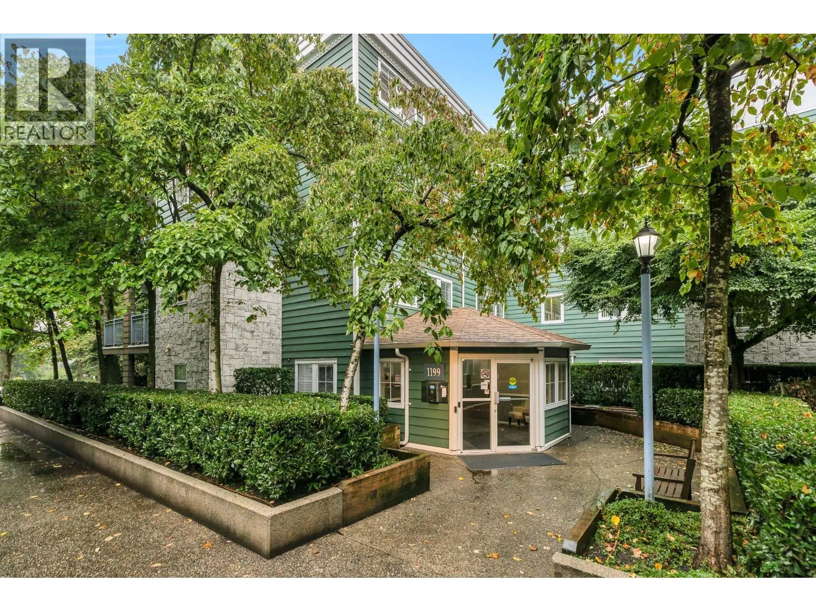 Apartment for rent: 401 1199 Westwood Street, Coquitlam, British Columbia V3B 7P6