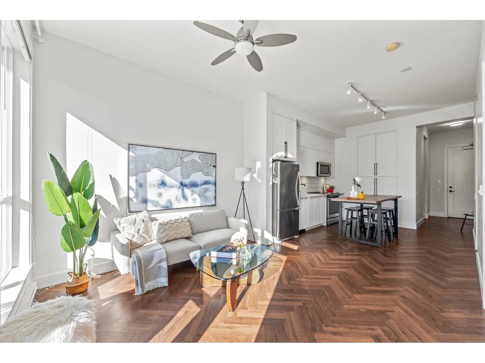 Apartment for rent: 401 14968 101a Avenue, Surrey, British Columbia V3R 0E8