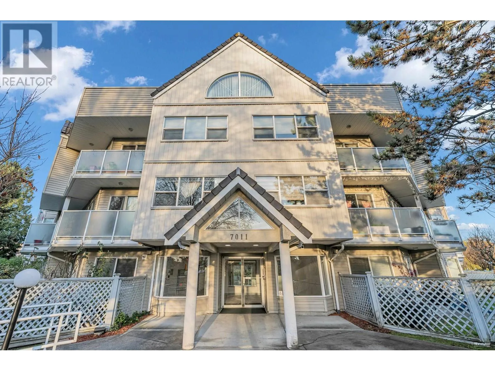 Apartment for rent: 401 7011 Blundell Road, Richmond, British Columbia V6Y 1J5