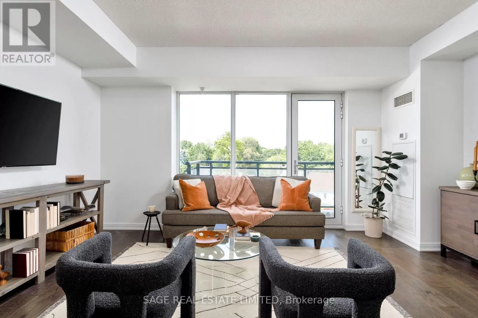 Apartment for rent: 401 - 760 The Queensway, Toronto, Ontario M8Z 0E1