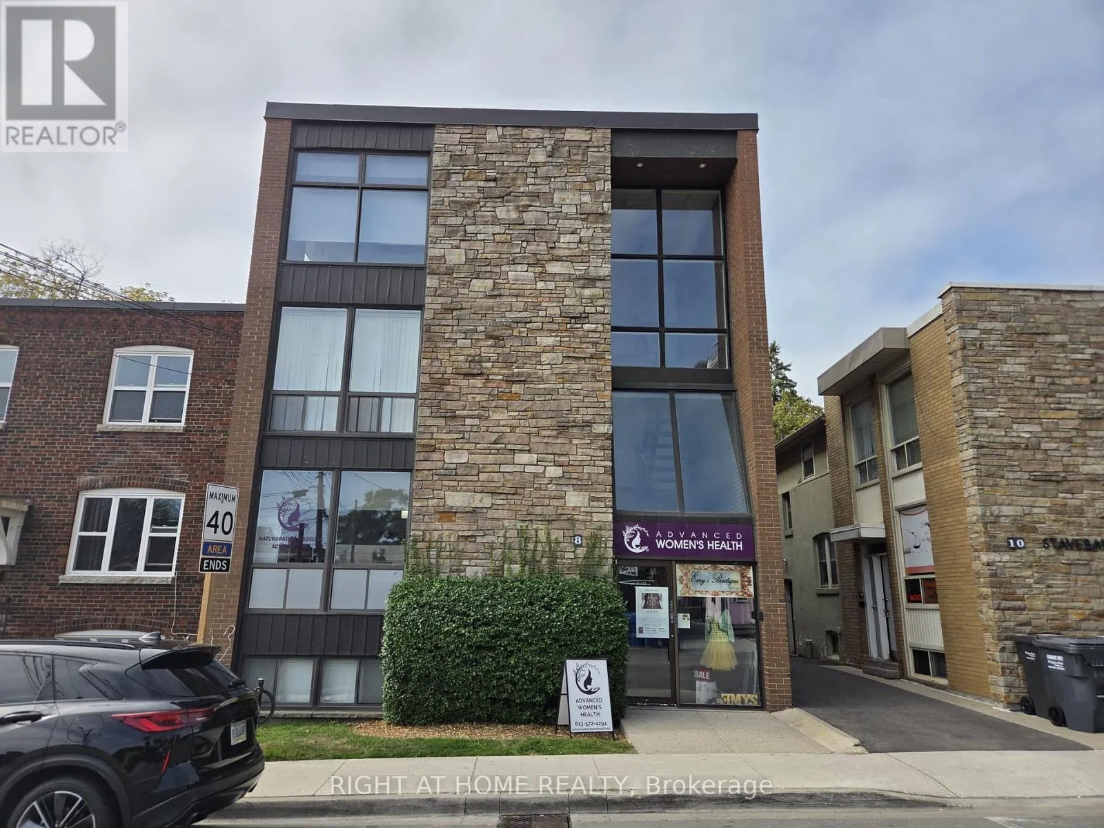 Offices for rent: 401 - 8 Stavebank Road N, Mississauga, Ontario L5G 2T4