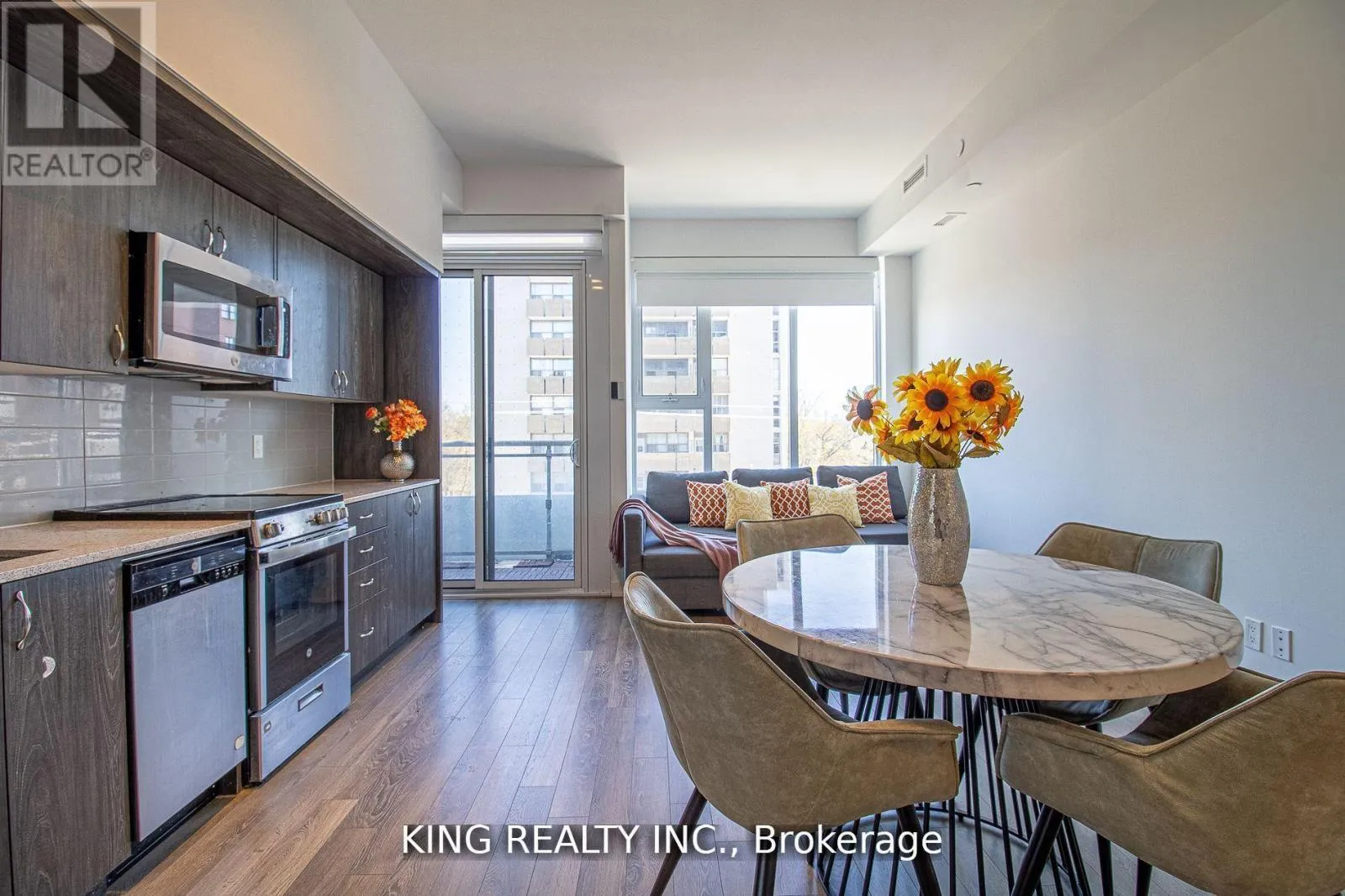 Apartment for rent: 402 - 1 Cardiff Road, Toronto, Ontario M4P 0G2