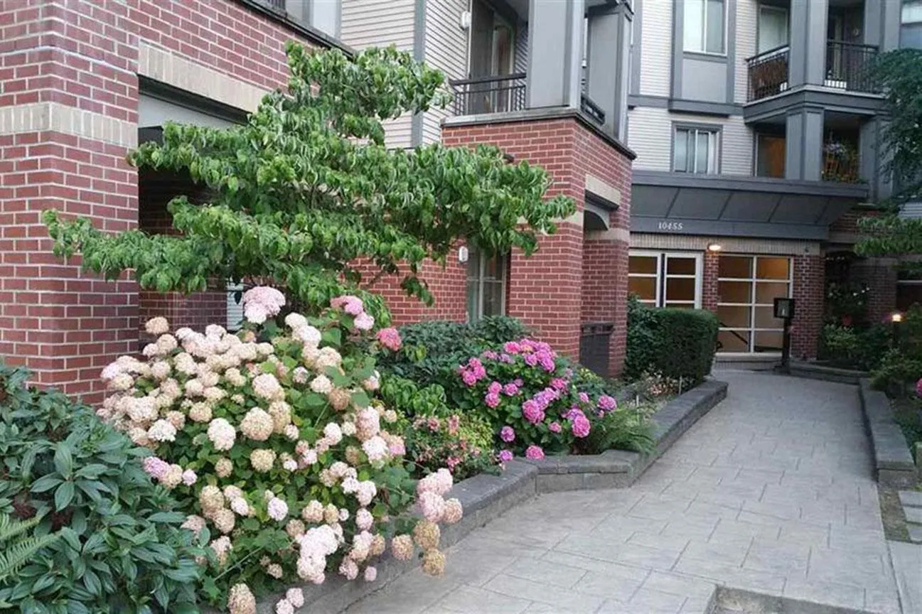 Apartment for rent: 402 10455 University Drive, Surrey, British Columbia V3T 0A5