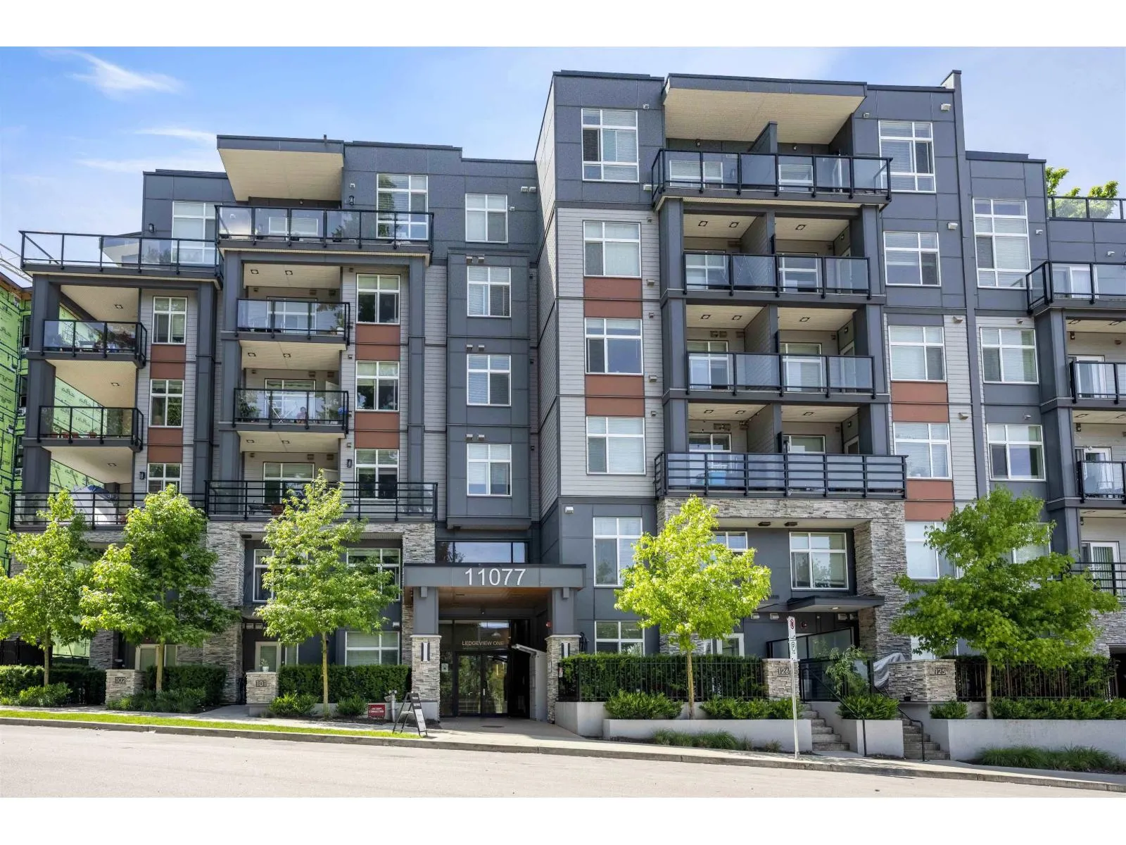 Apartment for rent: 402 11077 Ravine Road, Surrey, British Columbia V3T 5S2